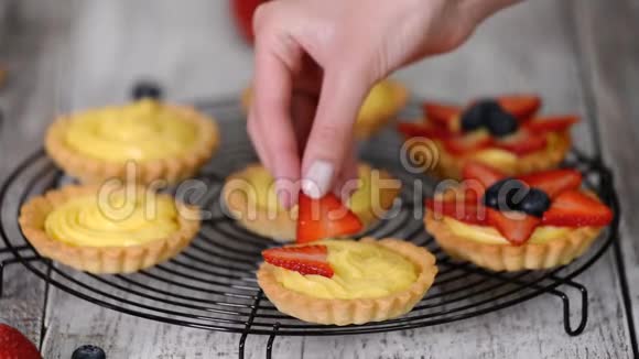 夏季浆果馅饼有奶油和新鲜浆果视频的预览图