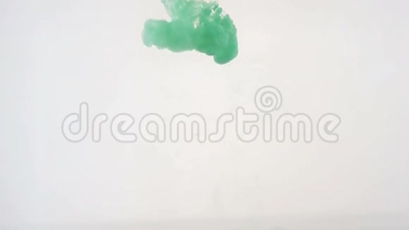 色彩鲜艳的背景绿色液体油墨颜色在水中混合视频的预览图