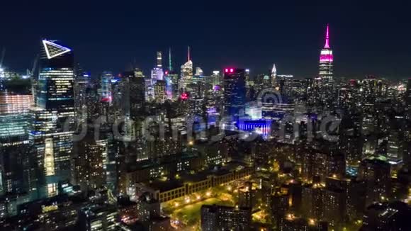 纽约曼哈顿的空中夜景摩天大楼周围时间推移dronelapse视频的预览图