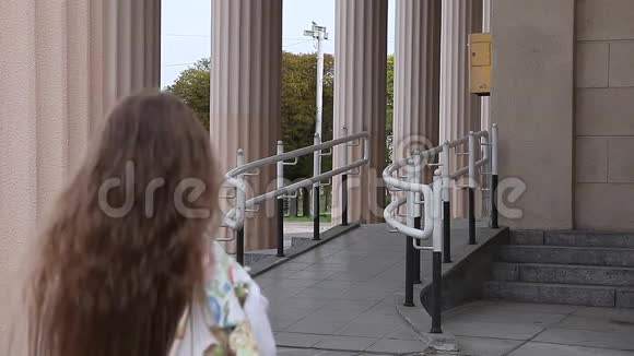年轻女孩走在坡道上背景是柱子视频的预览图