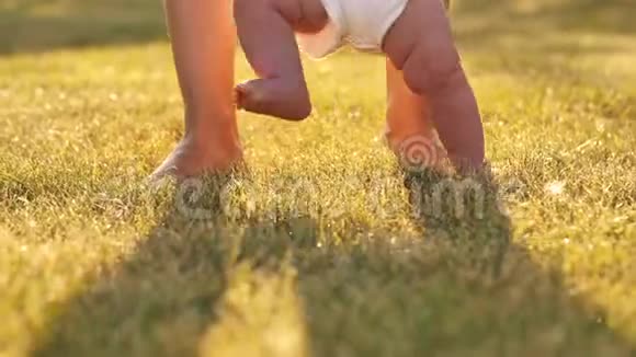 小孩子学会走路宝贝在草地上的第一步视频的预览图