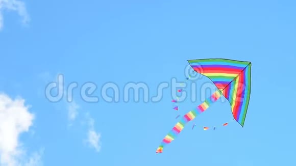彩虹风筝在蓝天上飞翔视频的预览图
