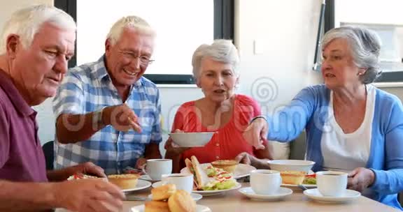 老年人吃早餐视频的预览图