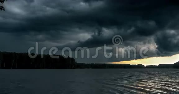 乌云飘过天空暴风雨在河上肆虐暴风雨云的时间流逝视频的预览图