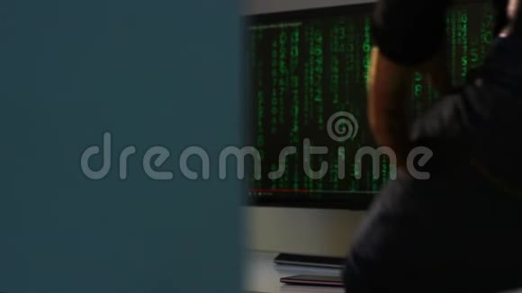 黑客经过墙角坐在电脑前视频的预览图