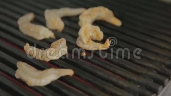 美味的烤虾餐厅的厨师在烤架上煎美味的虾视频的预览图
