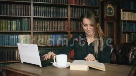 微笑的学生女孩在室内的大学图书馆里工作和看书视频的预览图
