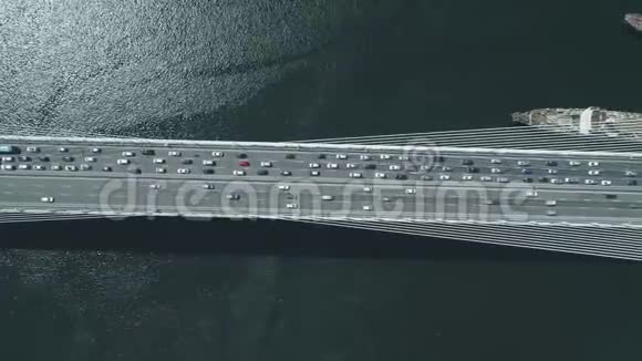 无人驾驶飞机观看佐洛托伊金桥海参崴ZolotoyRog金角斜拉桥视频的预览图