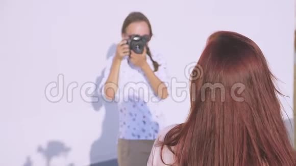 专业摄影师拍摄女孩模特的照片4k慢动作视频的预览图