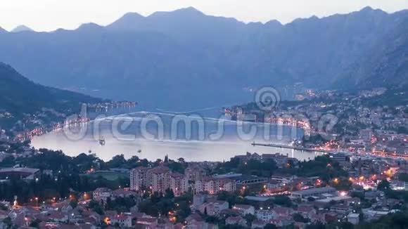 黑山Kotor全景黄昏时分放大4k视频的预览图
