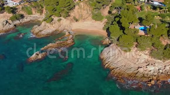 西班牙圣安东尼德卡隆盖小村附近科斯塔布拉瓦海岸的无人机镜头视频的预览图