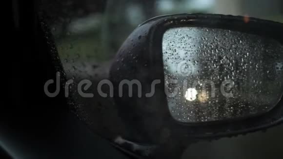 堵车时下雨的汽车侧镜视频的预览图