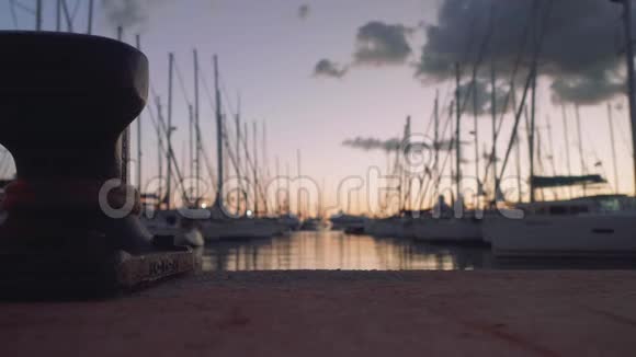 从码头看到美丽的日落在前景的焦点上看到博拉德视频的预览图