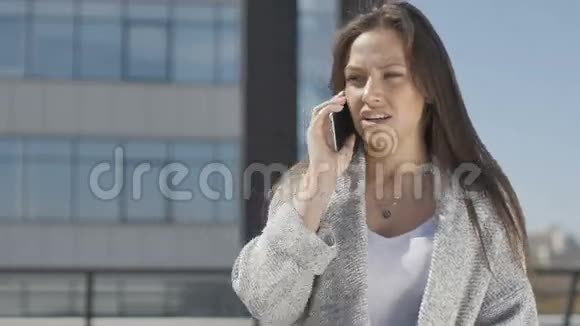摩天大楼的女人在打电话视频的预览图