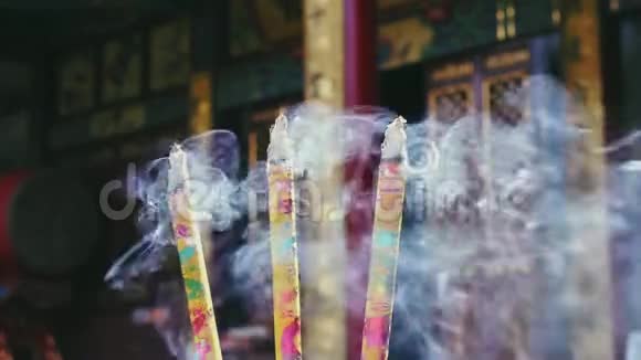 在中国佛寺慢慢烧香视频的预览图