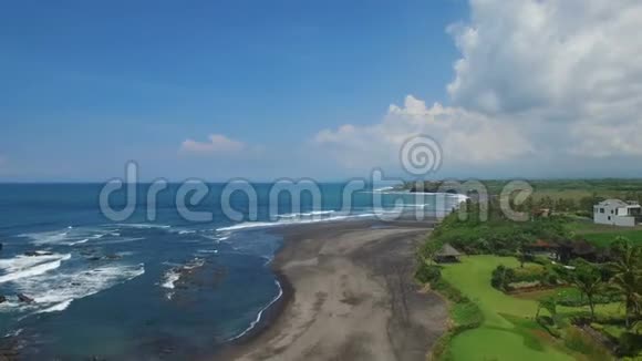 飞越灰沙滩海岸线的空中镜头视频的预览图