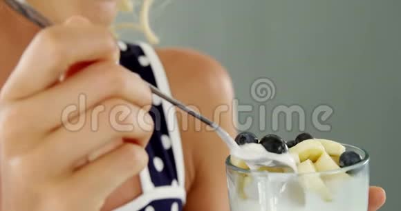 美女吃冰淇淋的肖像视频的预览图