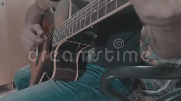 他用吉他演奏音乐视频的预览图
