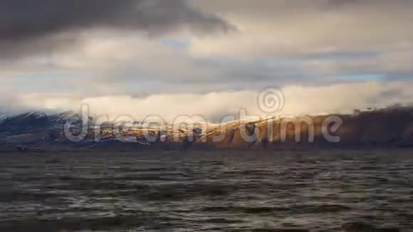 在背景山上的塞文湖上移动的云的时间推移视频的预览图