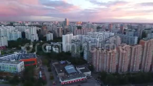 大城市上空的粉红色和紫色日落视频的预览图