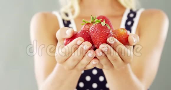抱着草莓的女人的特写视频的预览图