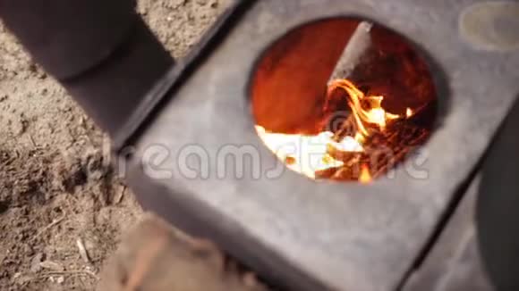 燃烧器中燃烧的火焰老式炉子视频的预览图