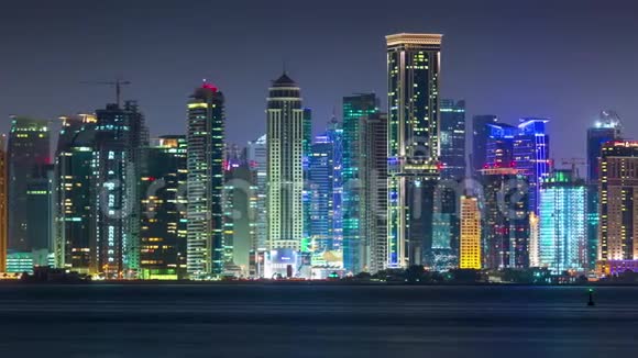 多哈卡塔尔市中心摩天大楼从屋顶中东延时视频视频的预览图