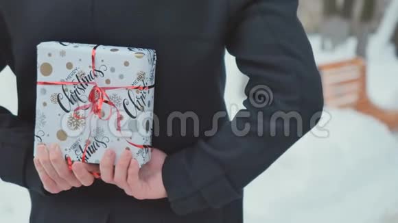 那个人背着礼物在冬季公园里视频的预览图