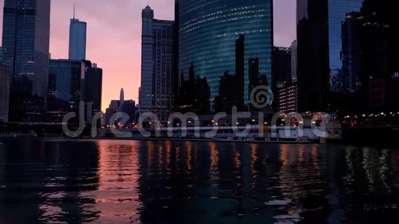芝加哥市中心芝加哥河早上好日出城市景观视频的预览图