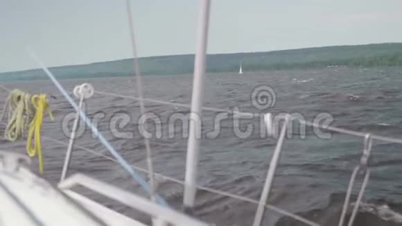 游艇右舷河岸景观视频的预览图