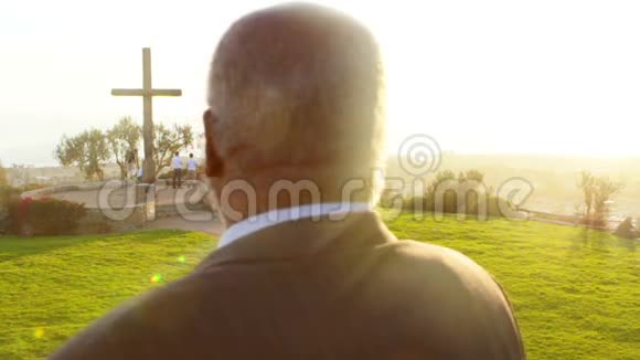 美国黑人男性看日落时有很大的木制十字架视频的预览图