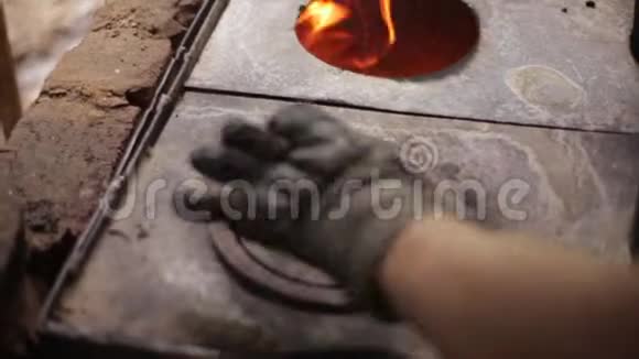 燃烧器中燃烧的火焰老式炉子视频的预览图