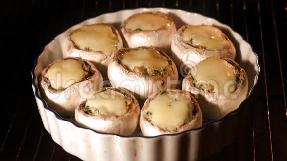 在烤箱里煮蘑菇视频的预览图