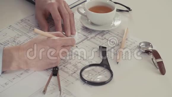 建筑师用铅笔和尺子在工作场所绘制建筑工程草图视频的预览图