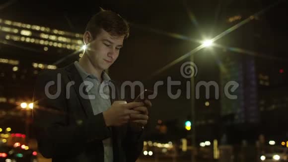 帅哥站在街上正在打短信视频的预览图