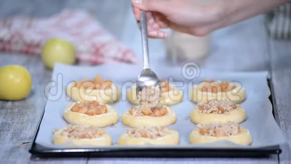 用苹果做自制的开放式馅饼瓦图什卡苹果馅饼俄罗斯传统烘焙视频的预览图