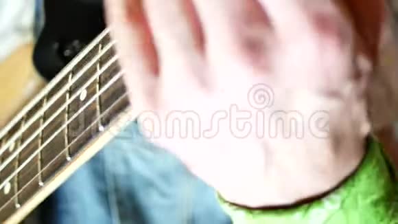 音乐家弹声吉他视频的预览图