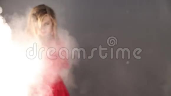 年轻的女人在雾中昏迷视频的预览图