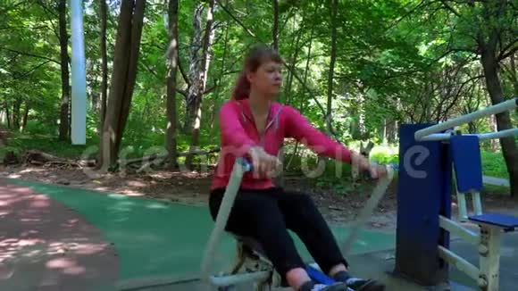夏天在公园里健身的少女慢动作视频的预览图