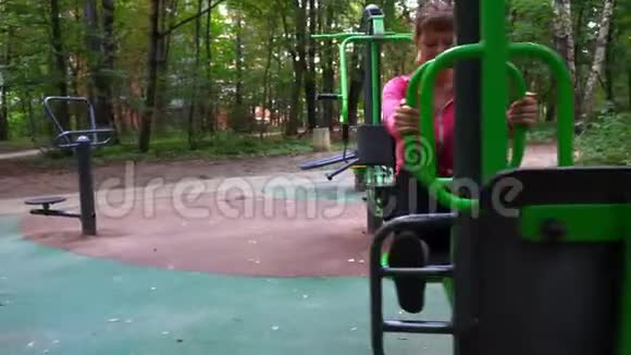 夏天在公园里健身的少女慢动作视频的预览图