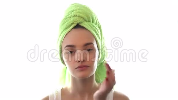 一个年轻女孩头上戴着毛巾导致面霜视频的预览图
