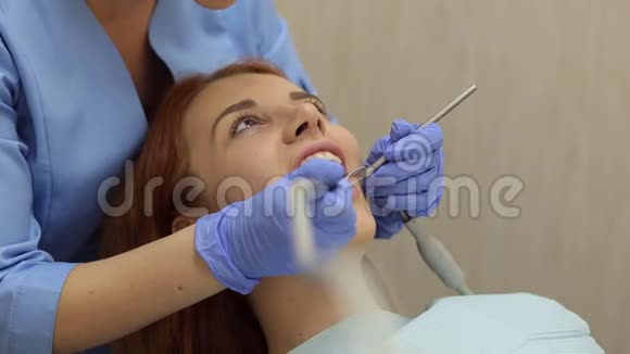 在牙医诊所接待的漂亮女孩牙医的女孩视频的预览图
