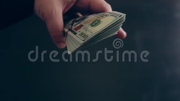 手拿着一些美元的钞票视频的预览图