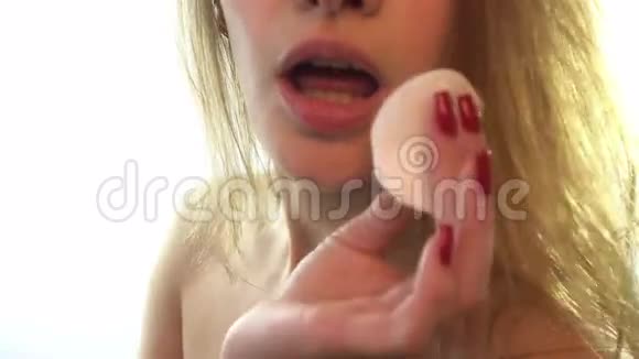 女孩用棉盘做唇膏视频的预览图