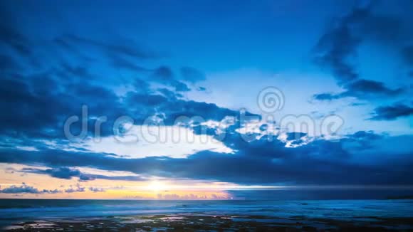 蔚蓝的天空中炽热的夕阳在海洋的时间流逝视频的预览图