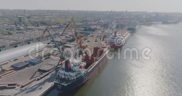 海港里的大型货船有大型货船的商业港口视频的预览图