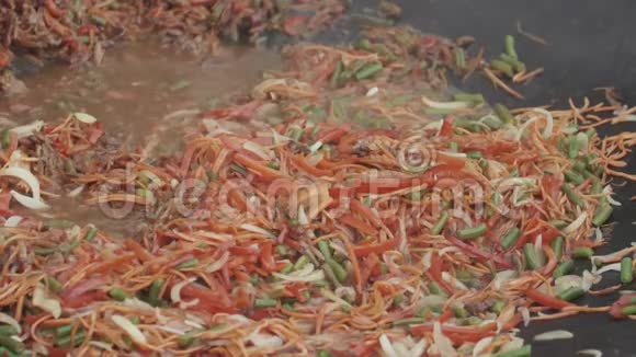 在大锅里用勺子搅拌亚洲混合的蔬菜视频的预览图