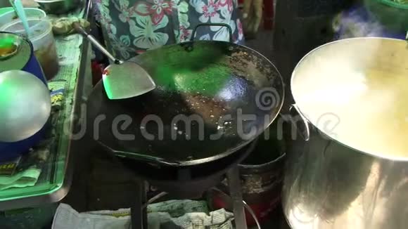 亚洲烹饪用食物准备炒锅视频的预览图