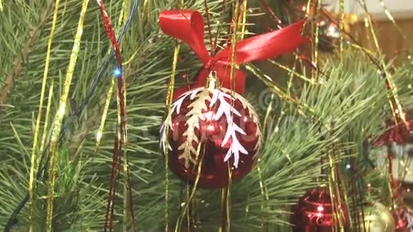 带红球的圣诞树视频的预览图