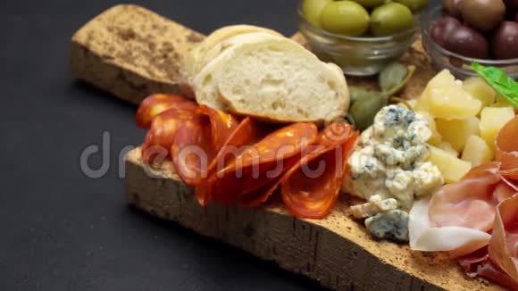 传统奶酪和肉盘帕尔玛干酪和无花果视频的预览图
